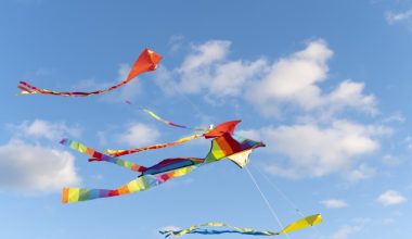 young people getting their kite up 1024xauto Dadsbanter