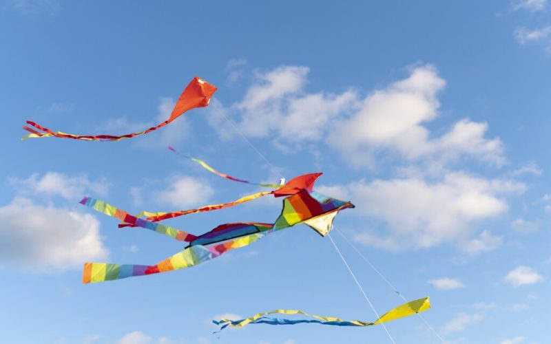 young people getting their kite up 1024xauto Dadsbanter