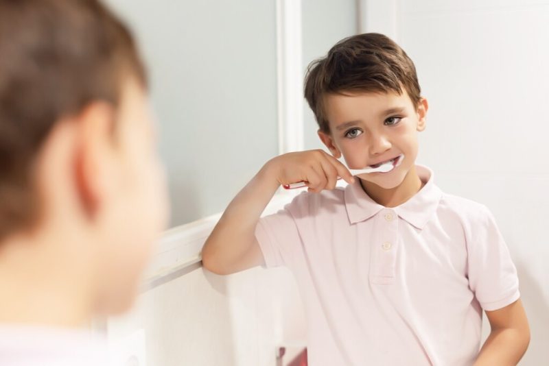 cute green eyed boy brushing his teeth front mirror 1024xauto Dadsbanter