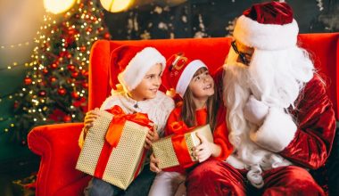 group kids sitting with santa presents christmas eve 1024xauto Dadsbanter