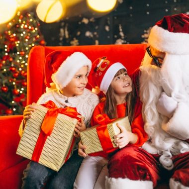 group kids sitting with santa presents christmas eve 1024xauto Dadsbanter