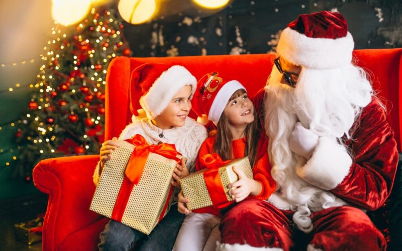 group kids sitting with santa presents christmas eve 1024xauto Dadsbanter
