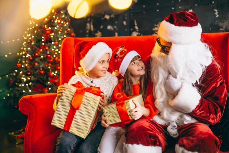 group kids sitting with santa presents christmas eve 1024xauto Dadsbanter