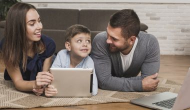 parents teaching son how use tablet 1024xauto Dadsbanter