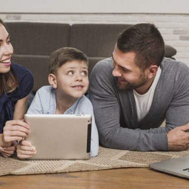 parents teaching son how use tablet 1024xauto Dadsbanter