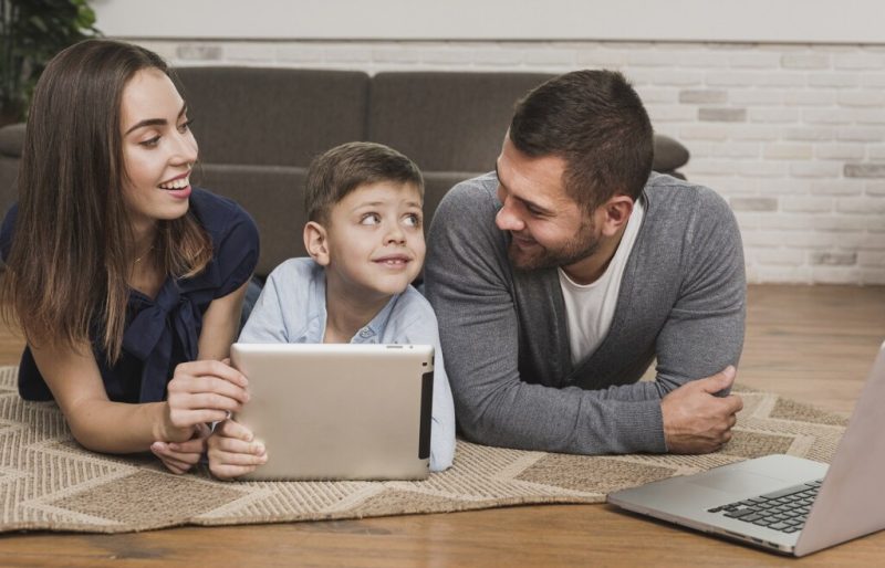 parents teaching son how use tablet 1024xauto Dadsbanter